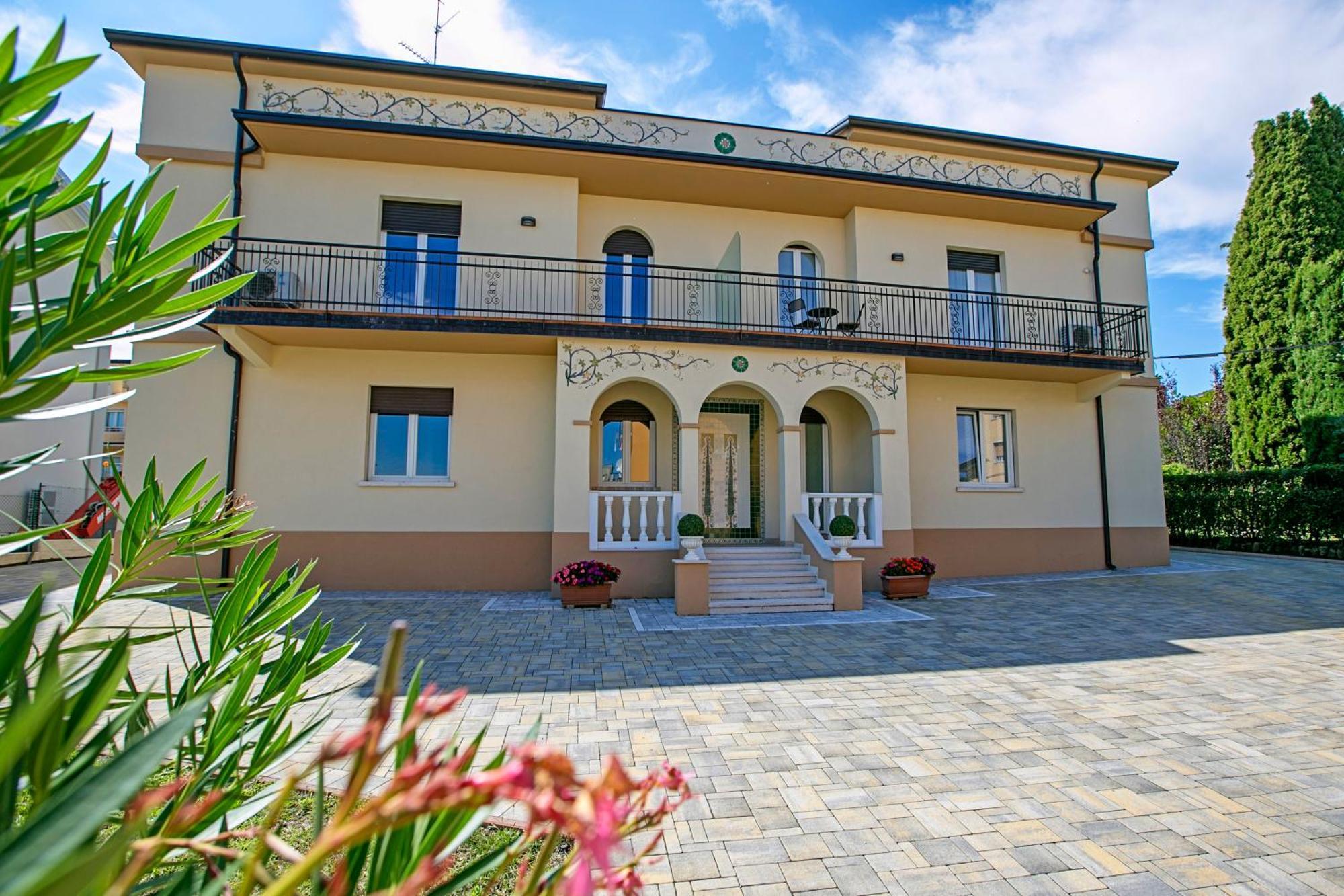 Villa Mimosa - Appartamento 2 - Happy Rentals Desenzano del Garda Zewnętrze zdjęcie